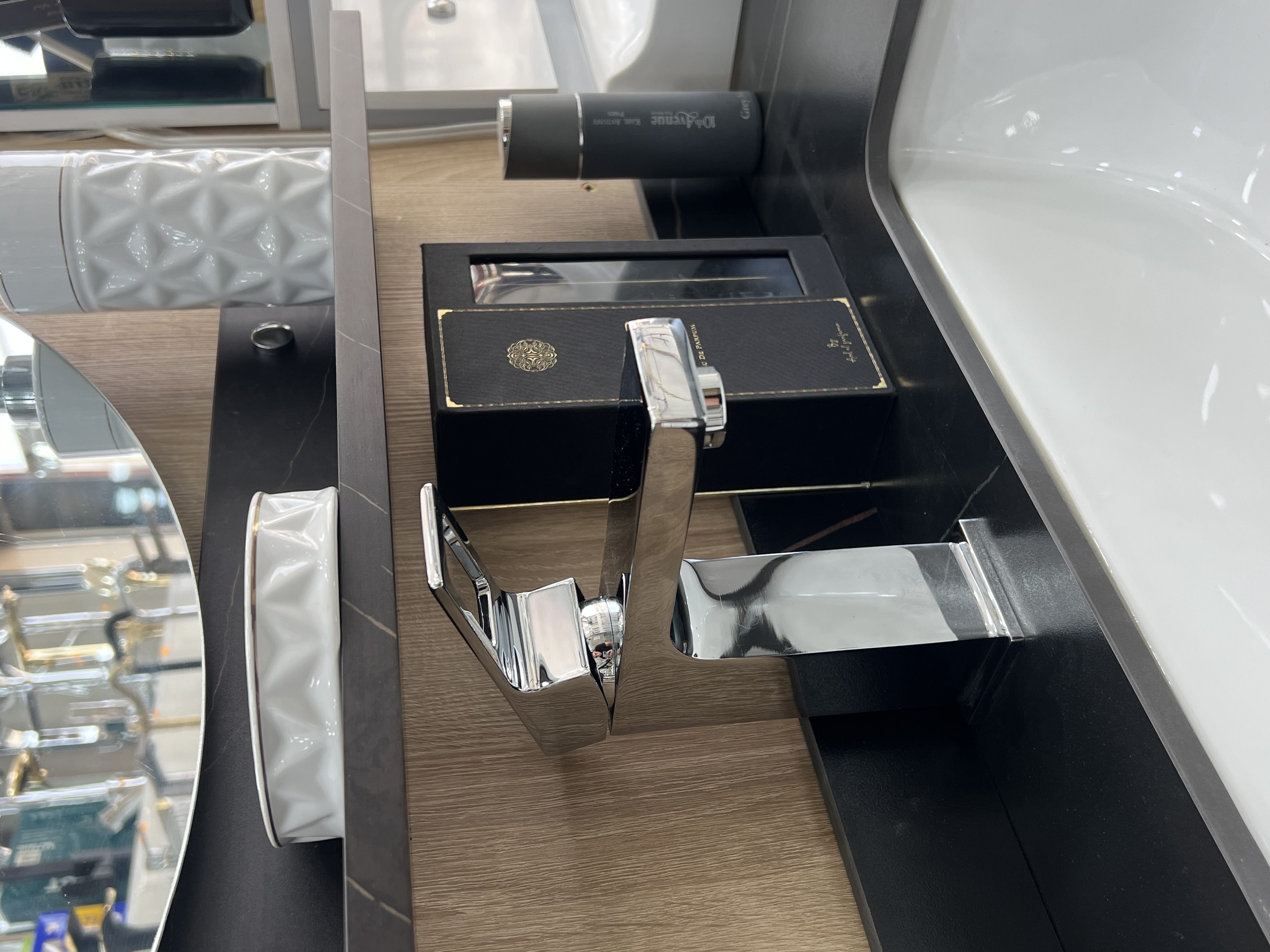 خلاط مغسلة فاخر من FLR – تصميم هندسي عصري بلمسة كروم لامعة